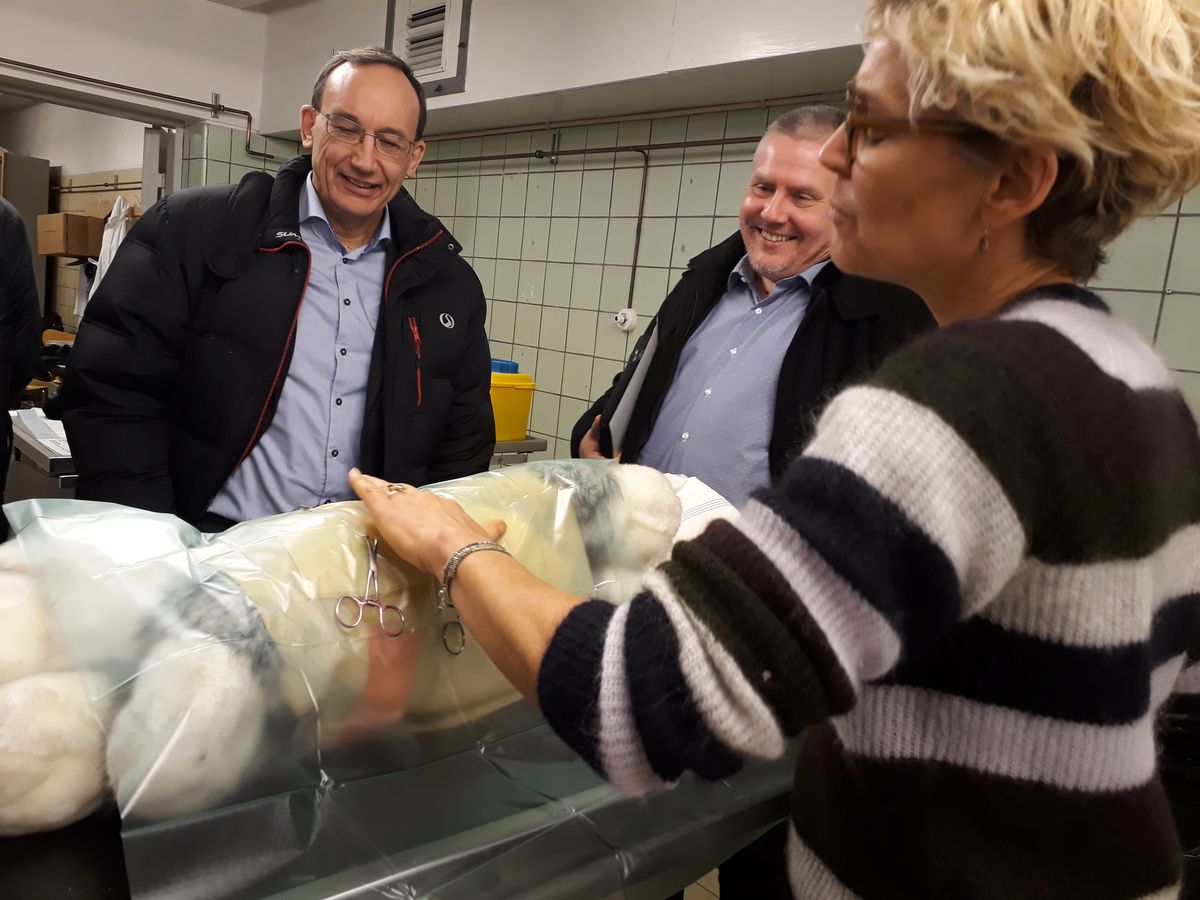3R-bestyrelsen besøger færdighedslaboratorium